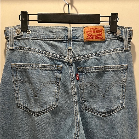 Levi's Light Wash Cinch Waist Wide Leg Jeans. Worn Once. - Picture 3 of 3